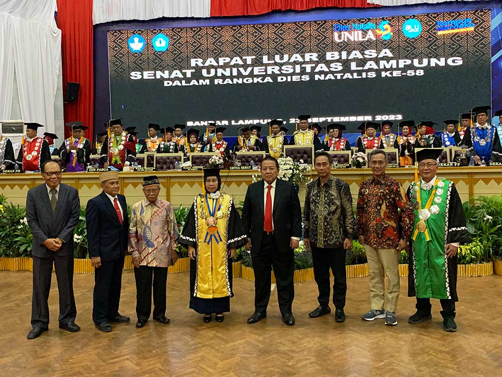 Arinal Djunaidi Terima Penghargaan Wira Utama Bakti UNILA - Yopie Pangkey