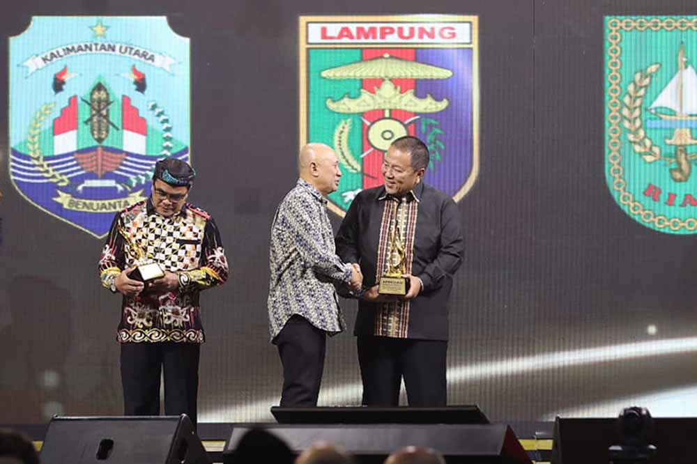 Gubernur Lampung Arinal Djunaidi Raih Penghargaan Daerah Peduli UMKM dari kompastv..jpg