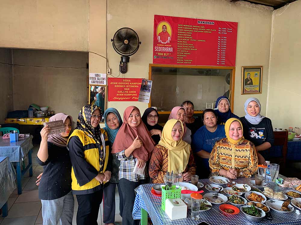 Riana Sari Arinal di Rumah Makan RM Sederhana Teh Ely Gedongtataan Pesawaran - Yopie Pangkey