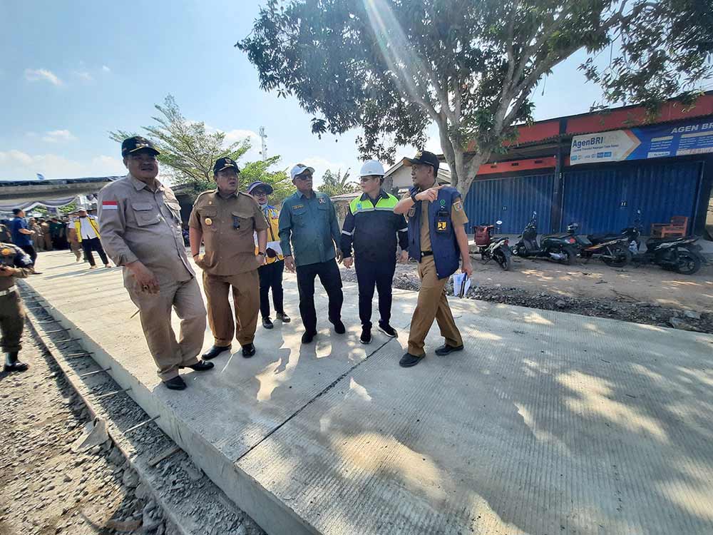 Arinal Tinjau Jalan Provinsi Ruas Kota Gajah - Simpang Randu - Seputih Surabaya - Yopie Pangkey