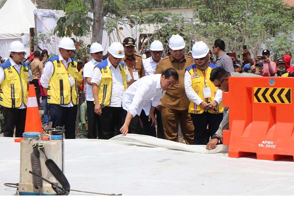 Presiden jokowi gubernur lampung arinal djunaidi tinjau jalan simpang randu seputih surabaya