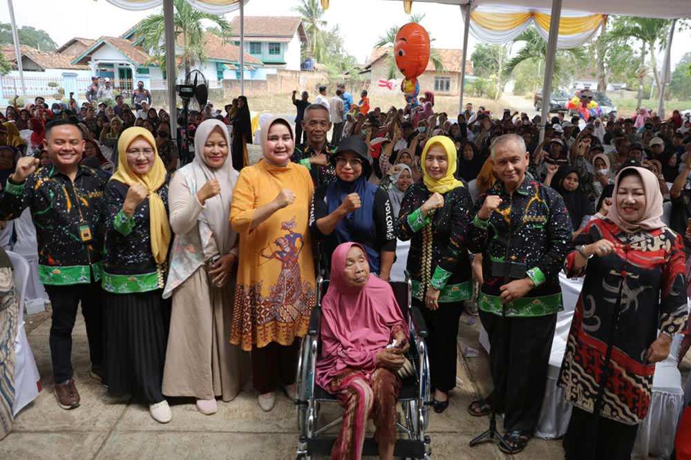 Riana Sari Arinal Berikan Bantuan Kursi Roda untuk Warga Difabel Lampung Utara.jpg