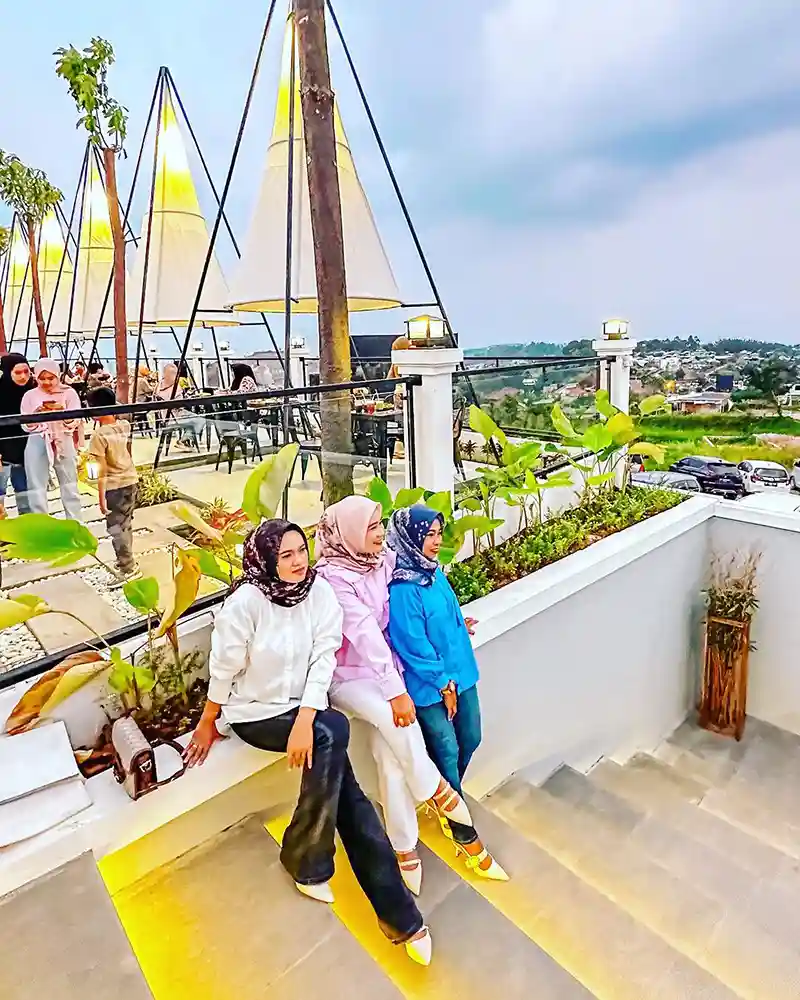 @oktarinanovi - Foto Paraduta Hill cafe resto kemiling bandar lampung .webp