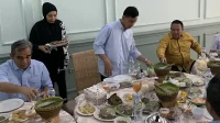 Gibran Rakabuming Arinal Djunaidi makan siang di RM Pindang Uwo Sumur Putri bandar lampung - yopie pangkey Gibran Rakabuming Arinal Djunaidi makan siang di RM Pindang Uwo Sumur Putri bandar lampung - yopie pangkey.webp