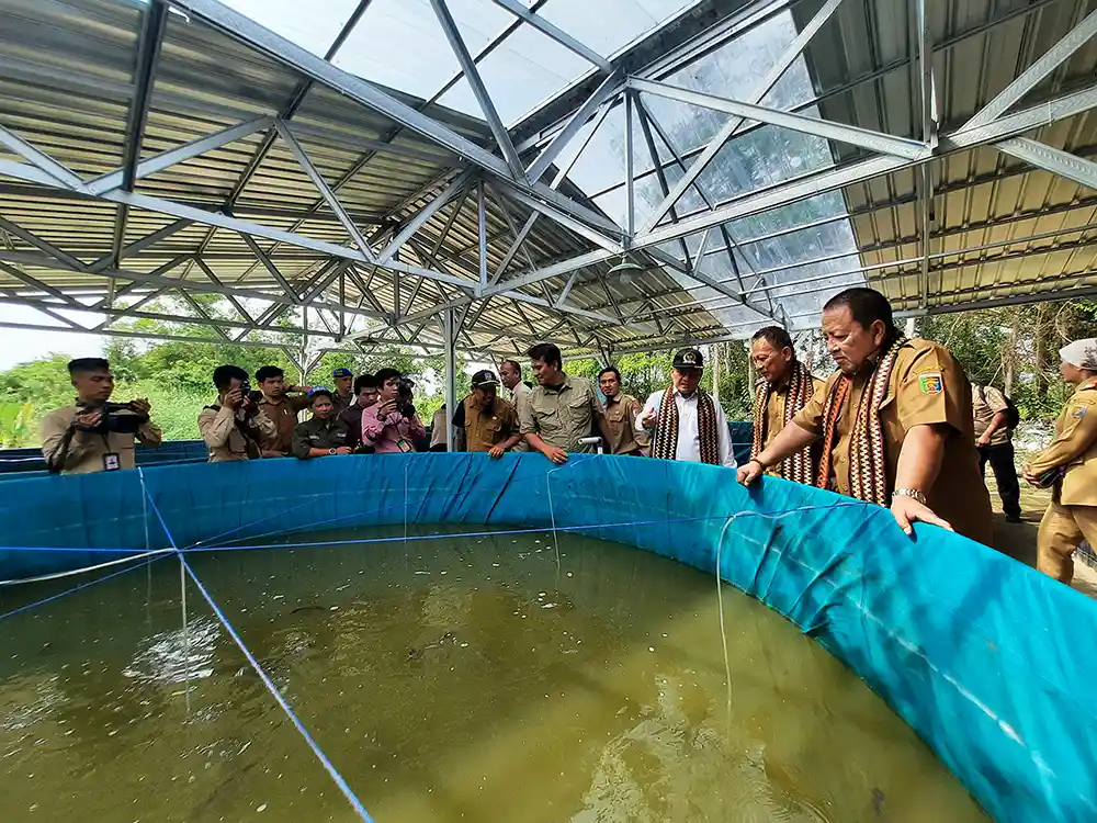 Gubernur arinal sambangi SMKN 1 Rawajitu Timur - Yopie Pangkey