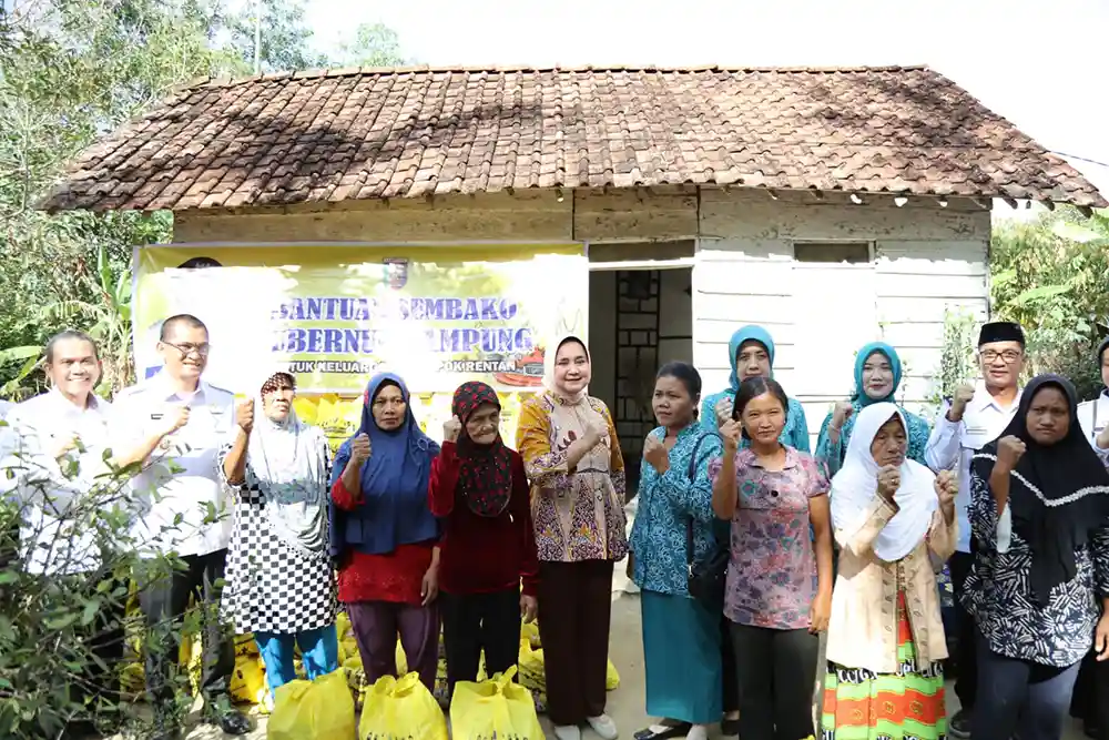 Ketua TP PKK Lampung Riana Sari Arinal Bagikan Bantuan Sembako di Desa Astra Ksetra Tulang Bawang.webp