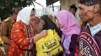 Riana Sari Arinal Ketua TP PKK Lampung Serahkan Bantuan Sosial di Desa Mulyojati Kota Metro.webp