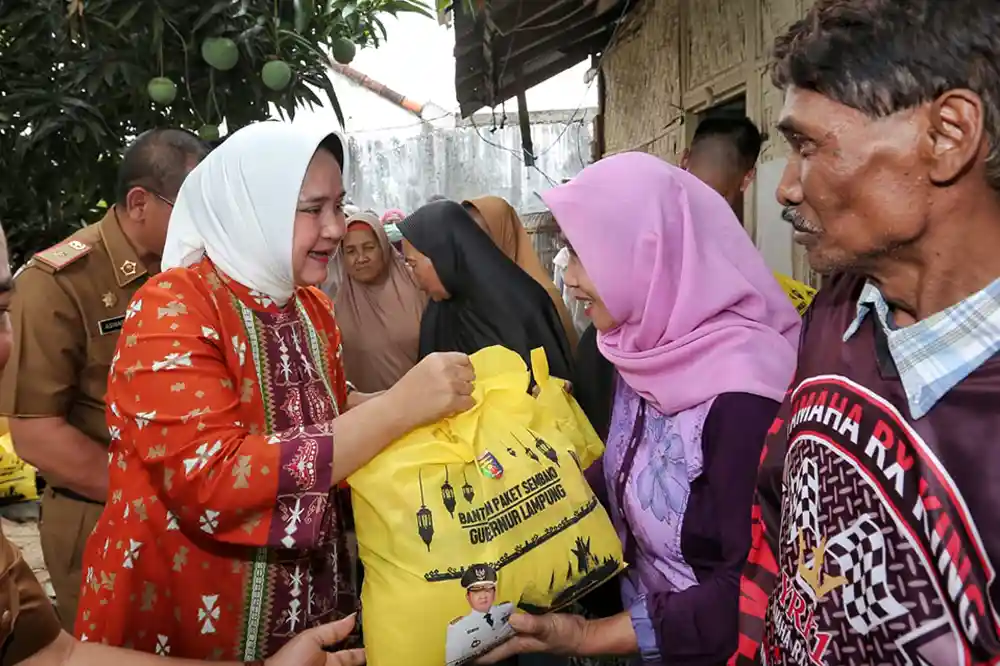 Riana Sari Arinal Ketua TP PKK Lampung Serahkan Bantuan Sosial di Desa Mulyojati Kota Metro.webp
