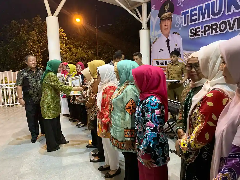 Gubernur Arinal Djunaidi Riana Sari Arinal Malam Keakraban Kader PKK se-Provinsi Lampung Tahun 2023 - Apresiasi Upaya Inovasi Kader PKK Lampung - Yopie Pangkey.webp