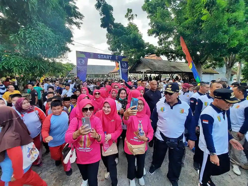 Gubernur Arinal Lepas Jalan Sehat Peringati Hari Ibu di Tulang Bawang - Yopie Pangkey.webp