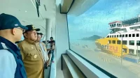 Gubernur Lampung Arinal Djunaidi Pantau Kesiapan Arus Balik Natal dan Tahun Baru di Pelabuhan Bakauheni - Yopie Pangkey Gubernur Lampung Arinal Djunaidi Pantau Kesiapan Arus Balik Natal dan Tahun Baru di Pelabuhan Bakauheni - Yopie Pangkey.webp