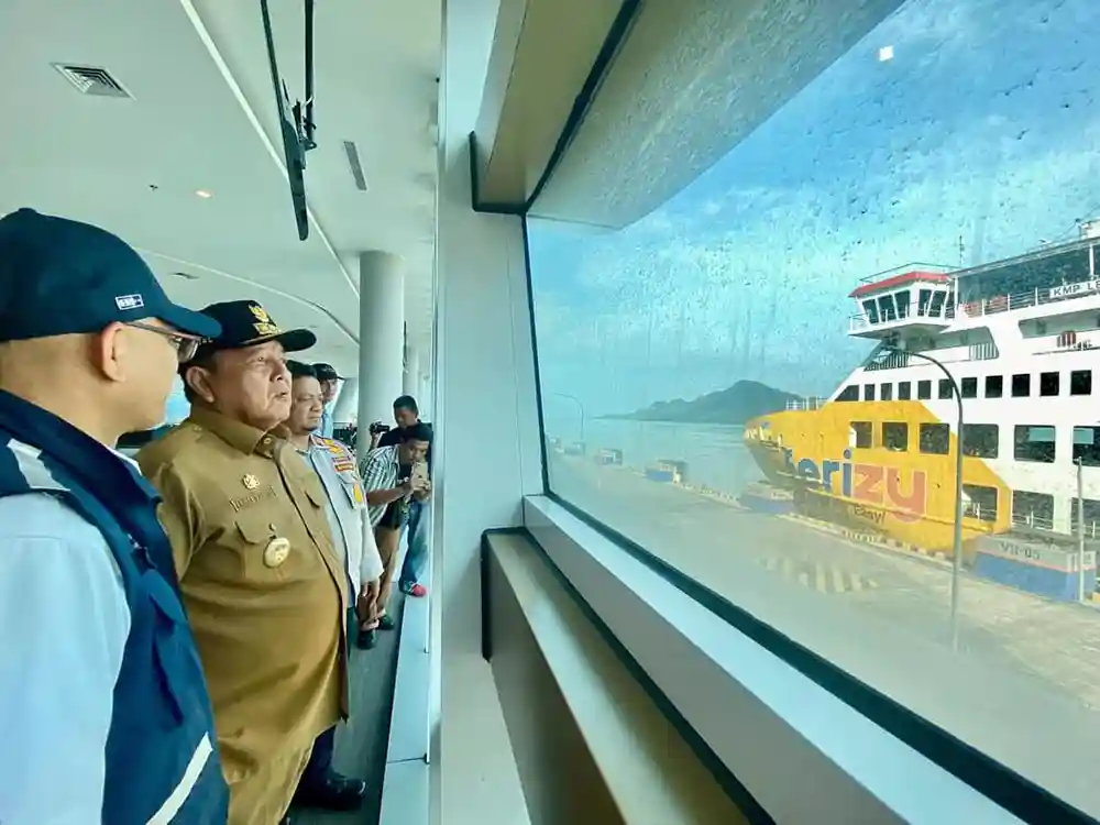 Gubernur Lampung Arinal Djunaidi Pantau Kesiapan Arus Balik Natal dan Tahun Baru di Pelabuhan Bakauheni - Yopie Pangkey.webp