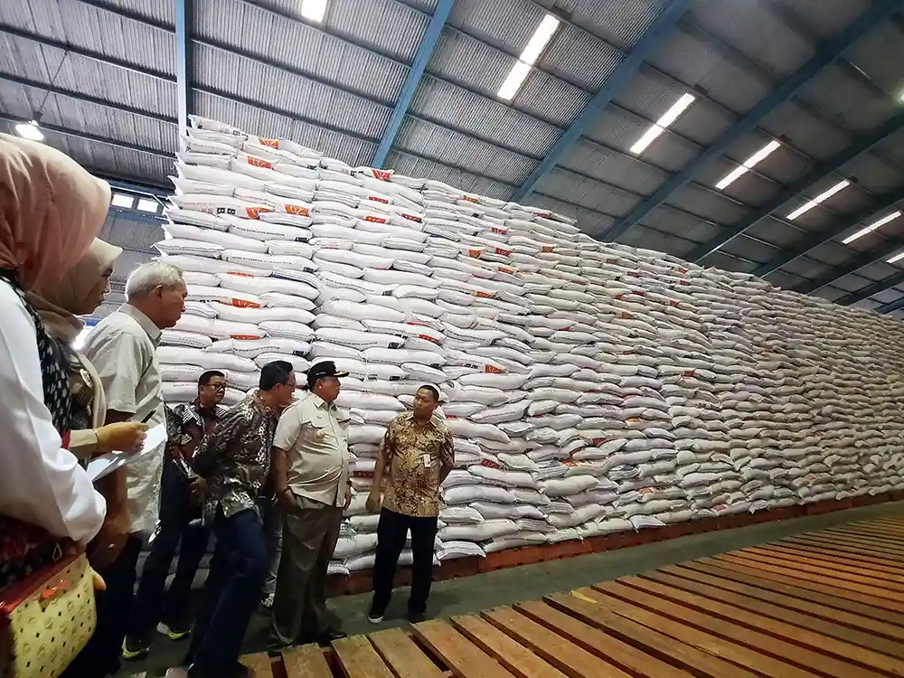 Gubernur Lampung Arinal Djunaidi meninjau Gudang Bulog sikapi harga beras naik februari 2024 - Yopie Pangkey.webp