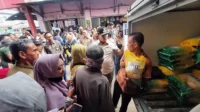 Gubernur Lampung Arinal Djunaidi meninjau pasar panjang sikapi harga beras naik februari 2024 - Yopie Pangkey Gubernur Lampung Arinal Djunaidi meninjau pasar panjang sikapi harga beras naik februari 2024 - Yopie Pangkey.webp