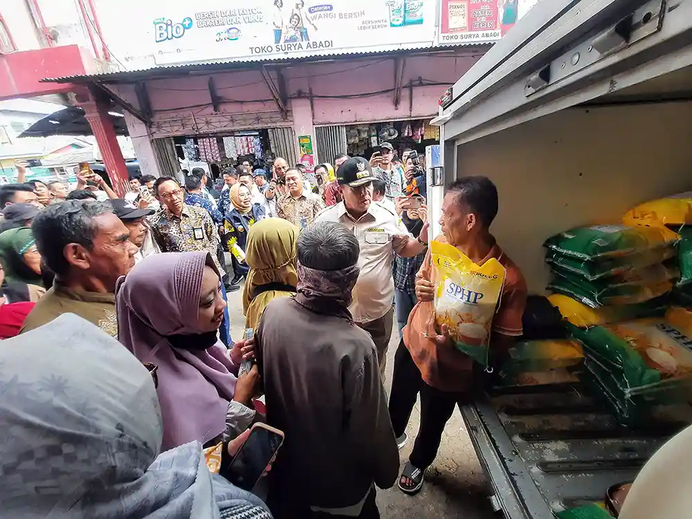 Gubernur Lampung Arinal Djunaidi meninjau pasar panjang sikapi harga beras naik februari 2024 - Yopie Pangkey.webp
