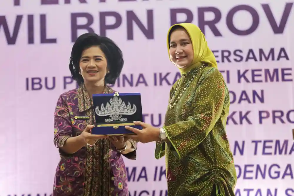 Pembina Ikawati Kementerian ATR BPN Nanny Hadi Tjahjanto Ketua TP PKK Lampung Riana Sari Arinal pertemuan Ikawati di PTPN VII.webp