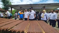 Gubernur Arinal Djunaidi sambangi Petani Tembakau di Kecamatan Purbolinggo Lampung Timur - Yopie Pangkey - 2 Gubernur Arinal Djunaidi sambangi Petani Tembakau di Kecamatan Purbolinggo Lampung Timur - Yopie Pangkey - 2