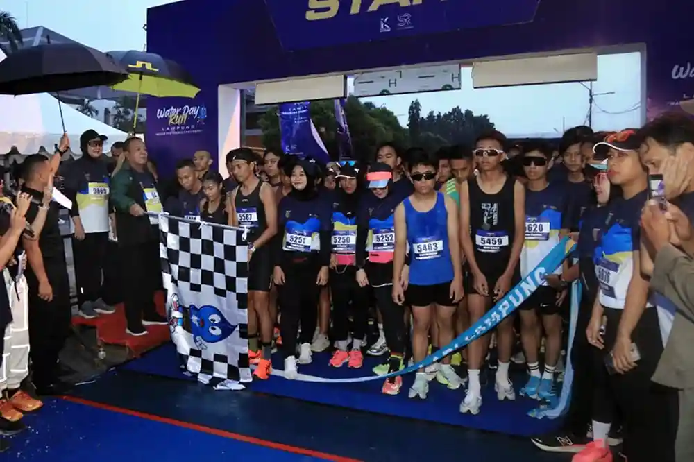 Gubernur Lampung Arinal Djunaidi Lepas Peserta Water Day Run 2024.webp