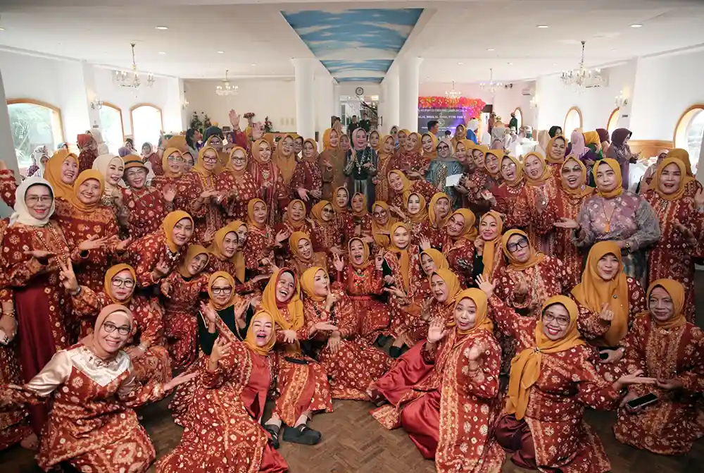 Riana Sari Hadiri Milad Perkumpulan Wanita Palembang Sumatera Selatan PWP SS Lampung.webp