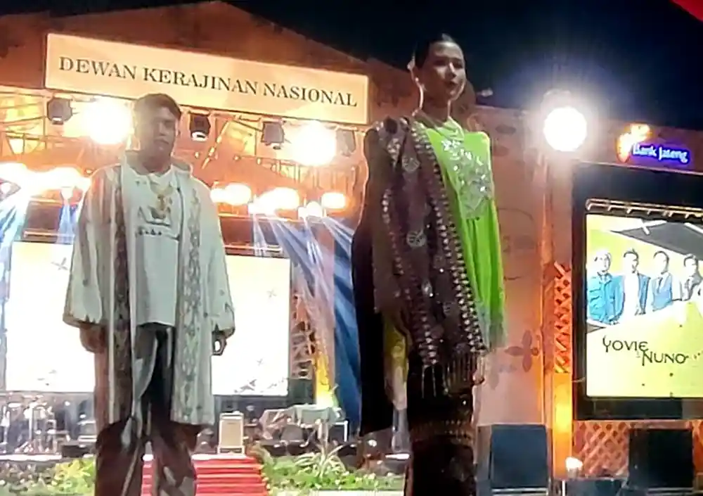 Busana Maduaro Berpadu Sulam Jelujur dan Tapis Karya Didiet Maulana Pukau Pengunjung Expo UMKM Surakarta