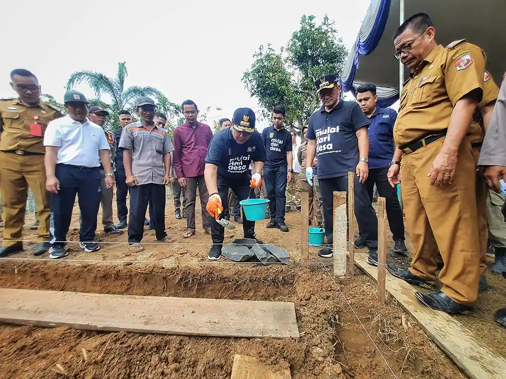 Dua Warga Mulang Maya Lampung Utara Terima Bantuan Bedah Rumah dari Gubernur Arinal Djunaidi - Yopie Pangkey 2
