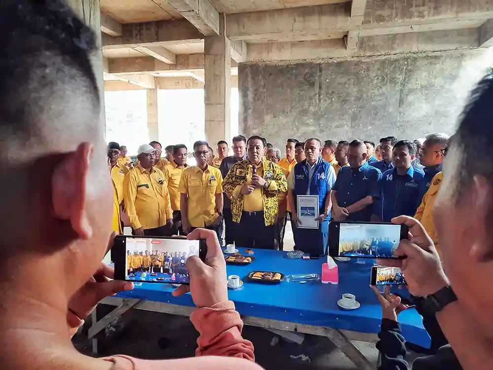 Gerak Cepat Arinal Djunaidi Ambil dan Kembalikan Berkas Pendaftaran Cagub, di Demokrat Lampung - Yopie Pangkey.webp