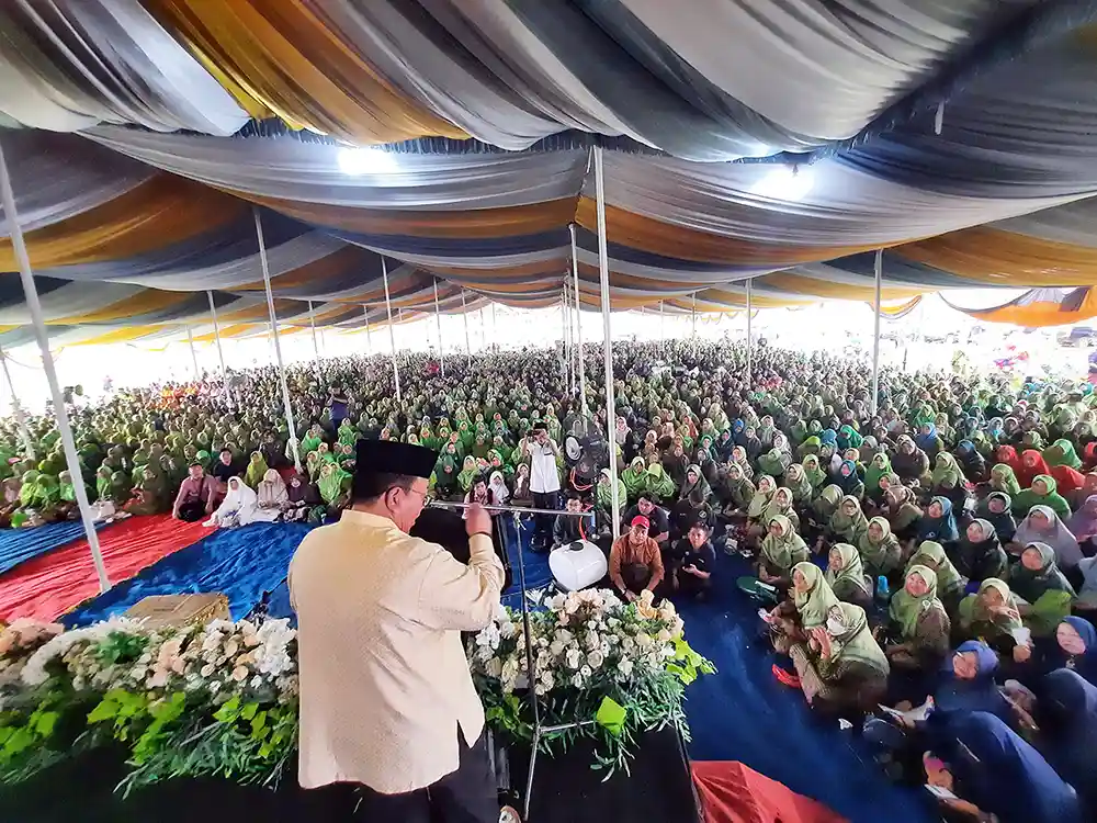 Gubernur Arinal Djunaidi Riana Sari Hadiri Pengajian Akbar di Kotabumi Lampung Utara - yopie pangkey 1