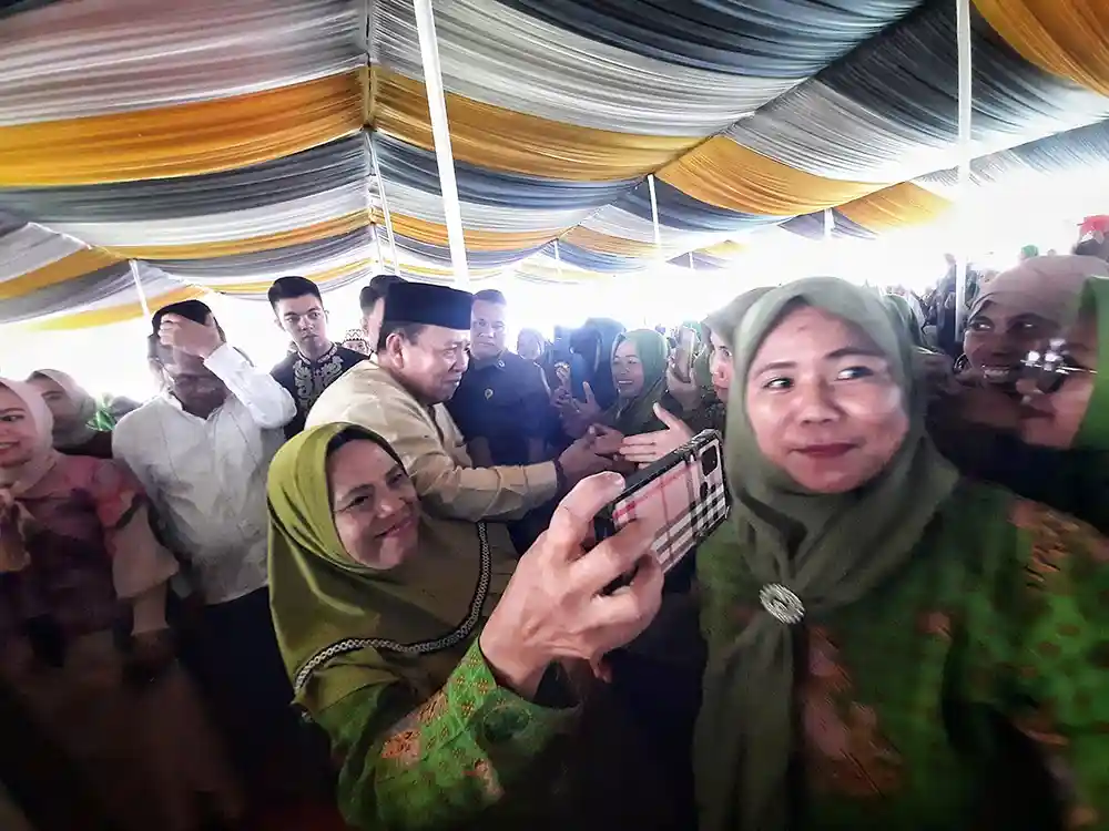 Gubernur Arinal Djunaidi Riana Sari Hadiri Pengajian Akbar di Kotabumi Lampung Utara - yopie pangkey 2