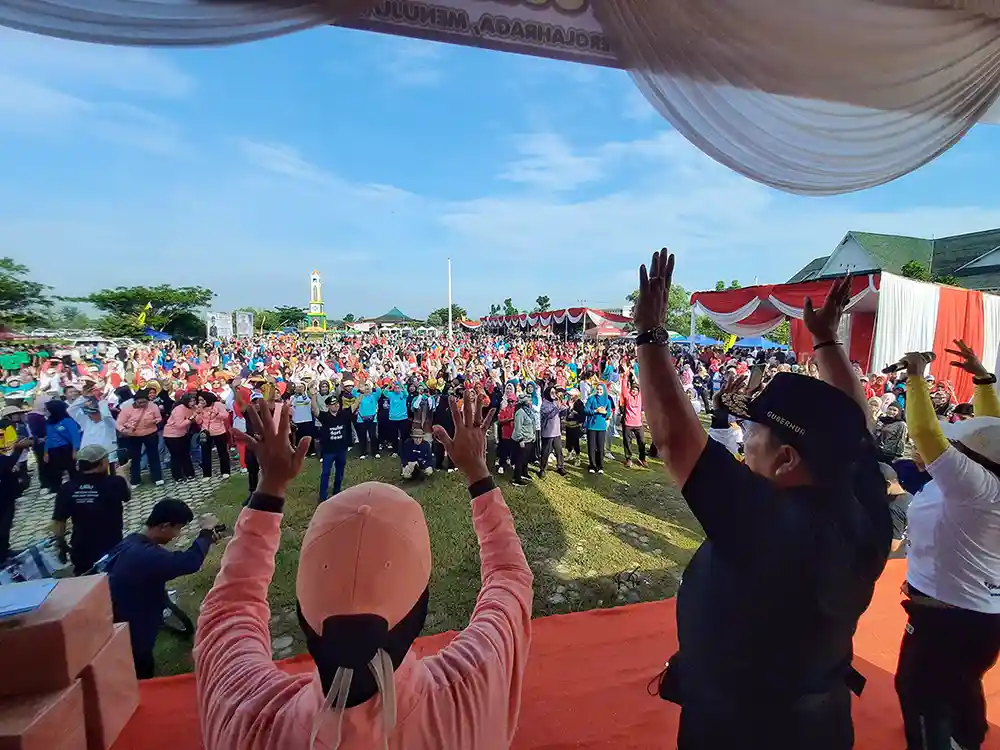 Gubernur Lampung Arinal Djunaidi dan Ketua TP PKK Provinsi Lampung Riana Sari Hadiri Senam Bersama dan Gebyar Posyandu Pringsewu - Yopie Pangkey 1