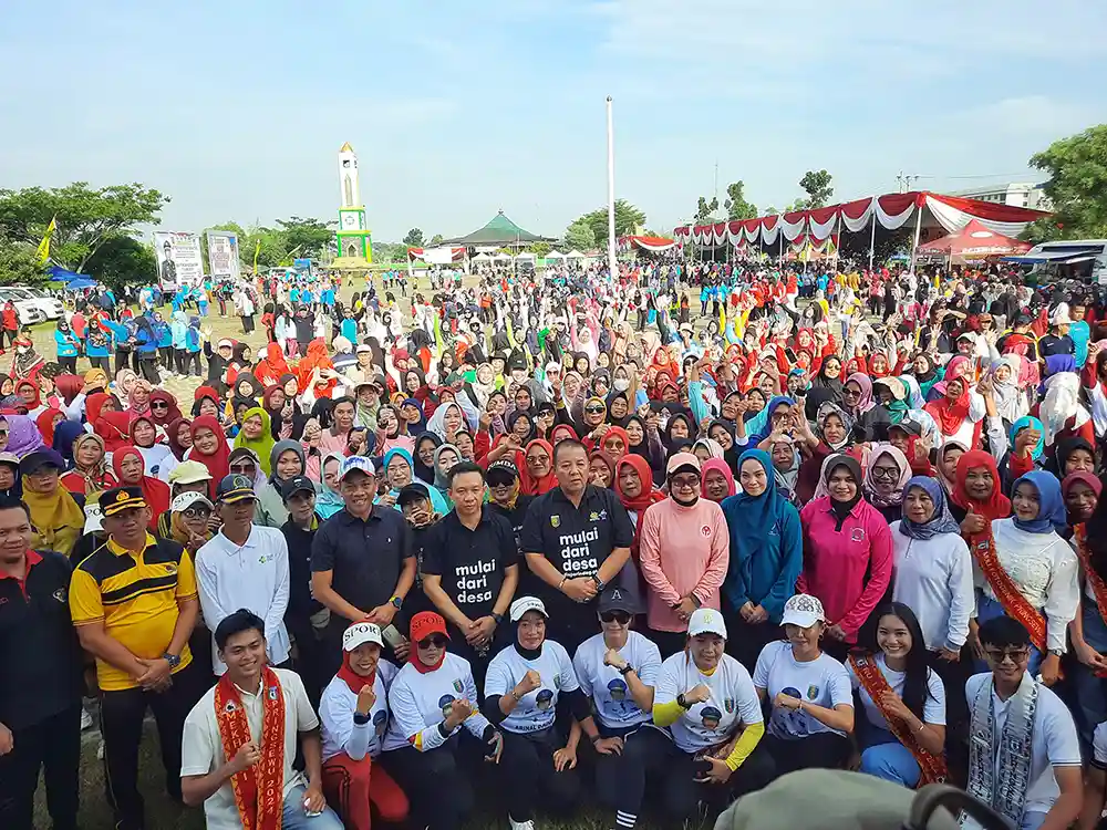 Gubernur Lampung Arinal Djunaidi dan Ketua TP PKK Provinsi Lampung Riana Sari Hadiri Senam Bersama dan Gebyar Posyandu Pringsewu - Yopie Pangkey 2