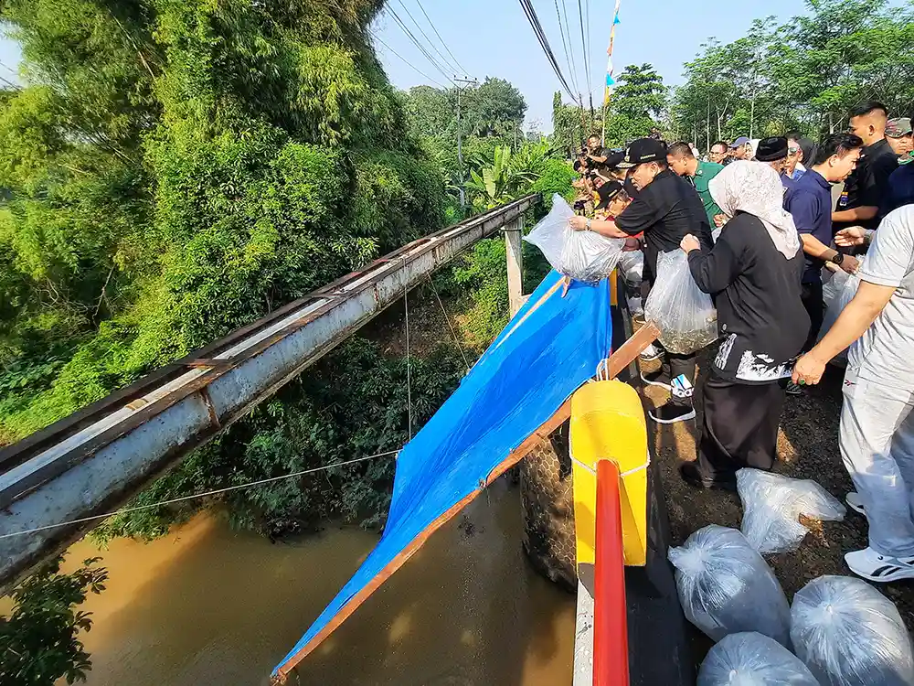Gubernur Lampung Arinal Djunaidi melakukan penebaran benih ikan restocking di Way Sesah Kota Alam Abung Selatan Lampung Utara - Yopie Pangkey