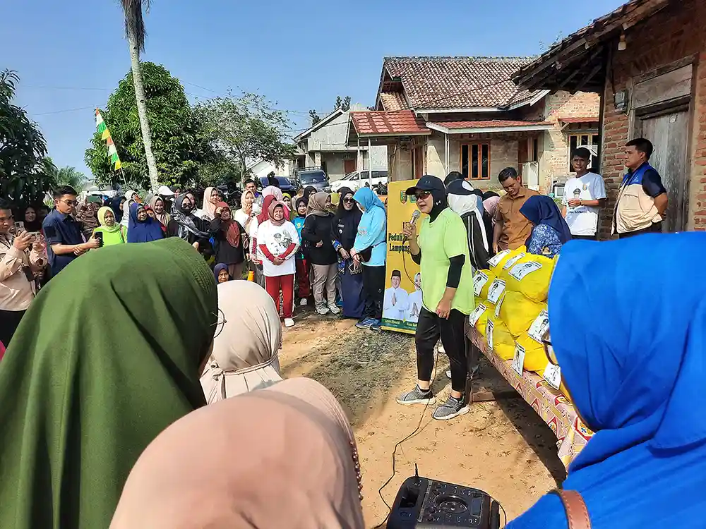 Riana Sari Arinal Gelar Senam Lampung Berjaya dan Bagikan Sembako di Baradatu Way Kanan - Yopie Pangkey - 2