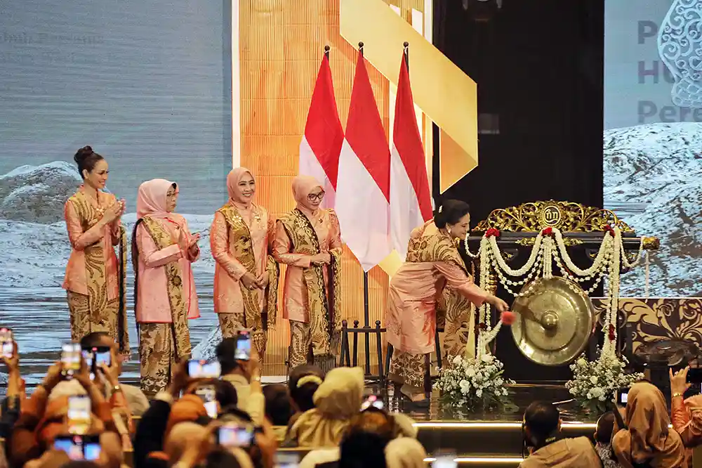 Riana Sari Arinal - HUT ke-44 Dekranas 2024 Iriana Jokowi Kenakan Kain Khas Solo Teknik Tapis Lampung - 2