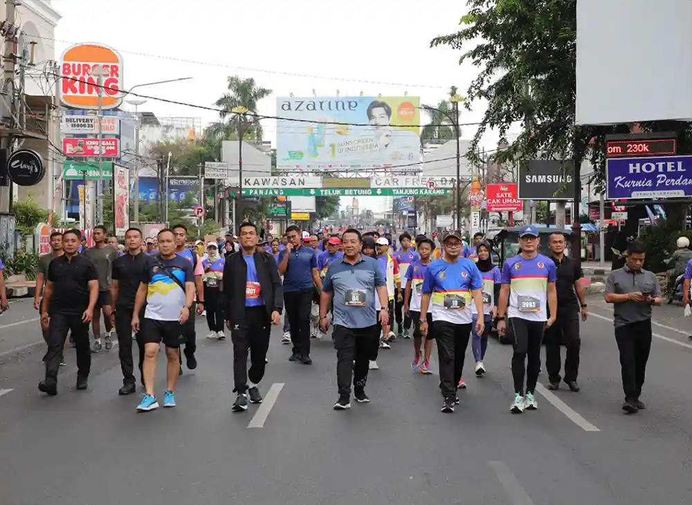 Arinal Djunaidi membuka lomba lari GubernuRUN Lampung Tahun 2024 di Lapangan Saburai Enggal Bandarlampung.webp
