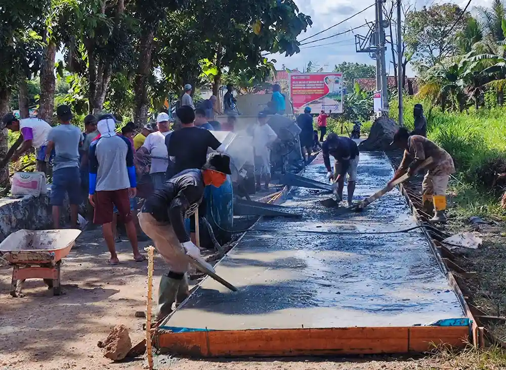 3 Kades di Jati Agung Lamsel Bangun Jalan Cor Mandiri KPKAD Apresiasi.webp