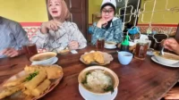 Riana Sari Arial Saraoan di Spesial Soto Boyolali Jalan Sultan Agung Intip Menu Favoritnya - Bandar Lampung - Yopie Pangkey