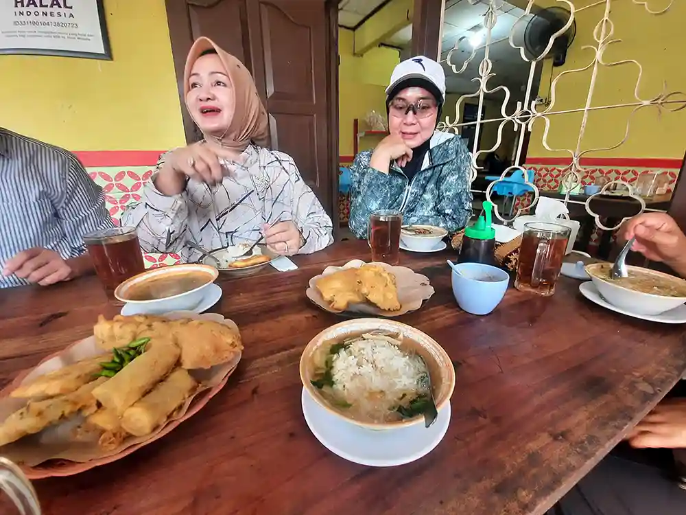 Riana Sari Arial Saraoan di Spesial Soto Boyolali Jalan Sultan Agung Intip Menu Favoritnya - Bandar Lampung - Yopie Pangkey