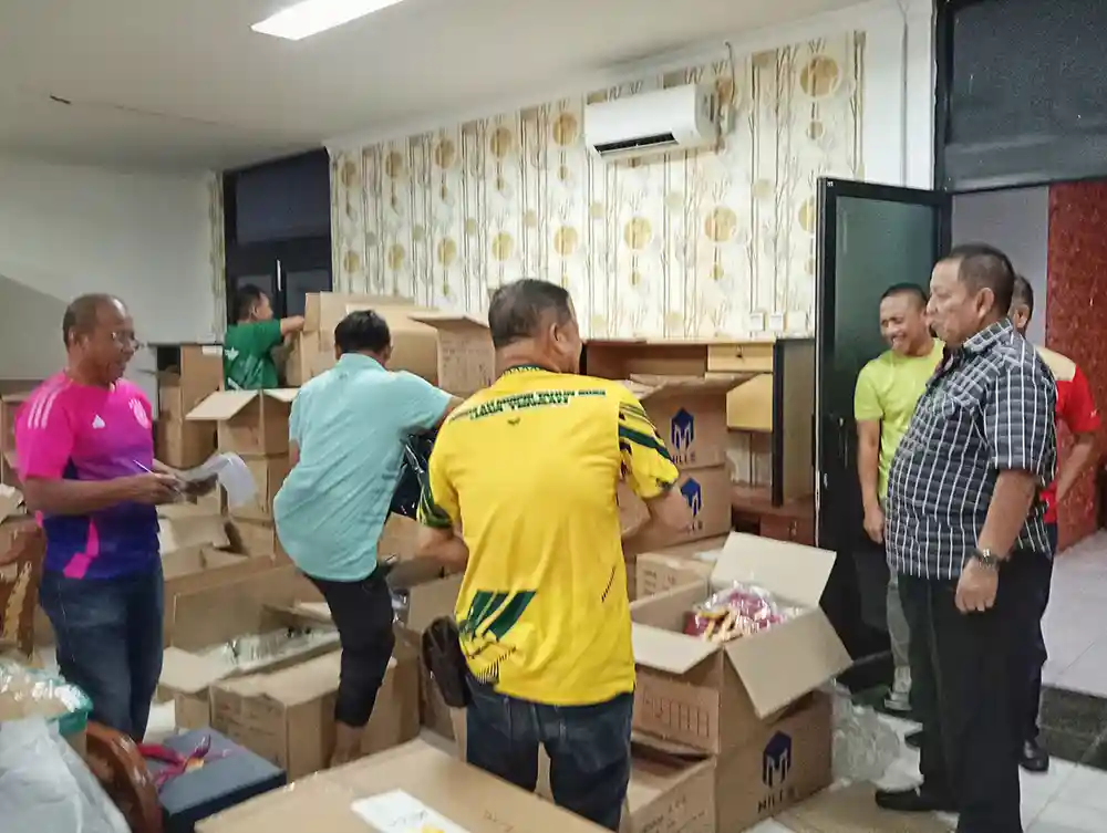 Ketua KONI Lampung Arinal Djunaidi Cek Perlengkapan Atlet - Siap Bertanding di PON 2024