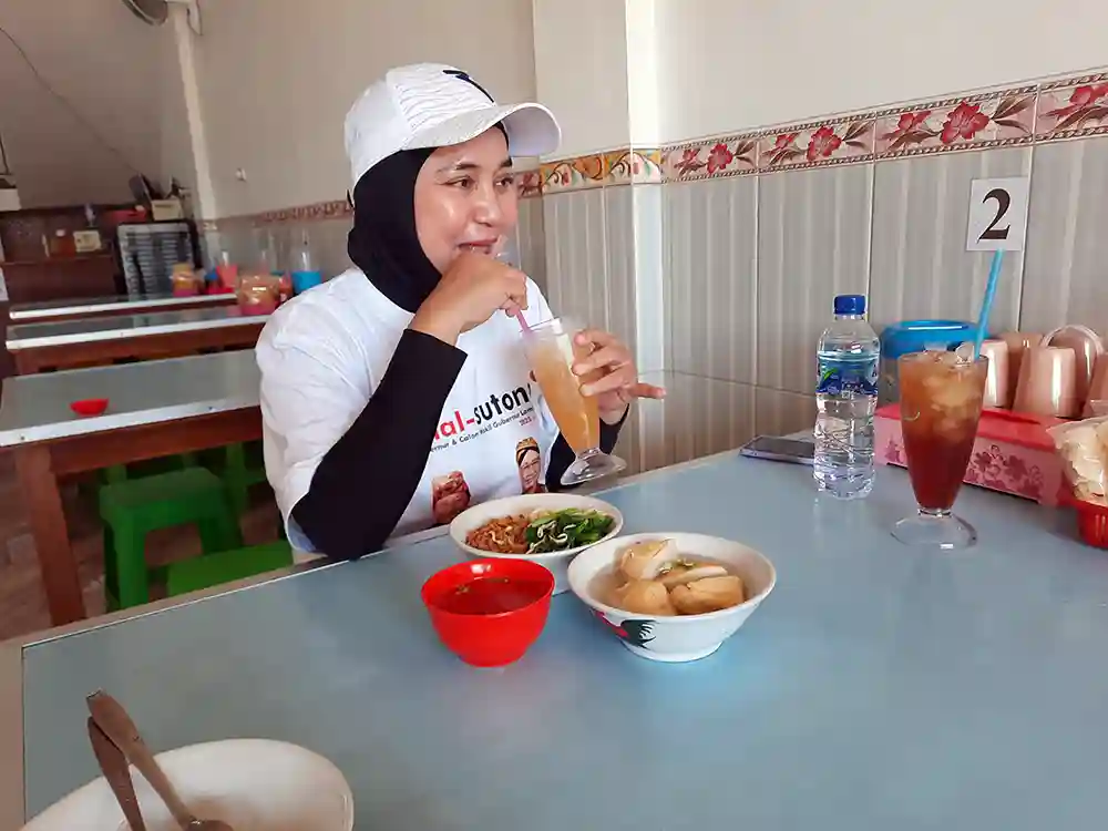 Riana Sari Arinal di Mie Ayam Bakso 91 Jalan Ryacudu Sukarame - Yopie Pangkey 1