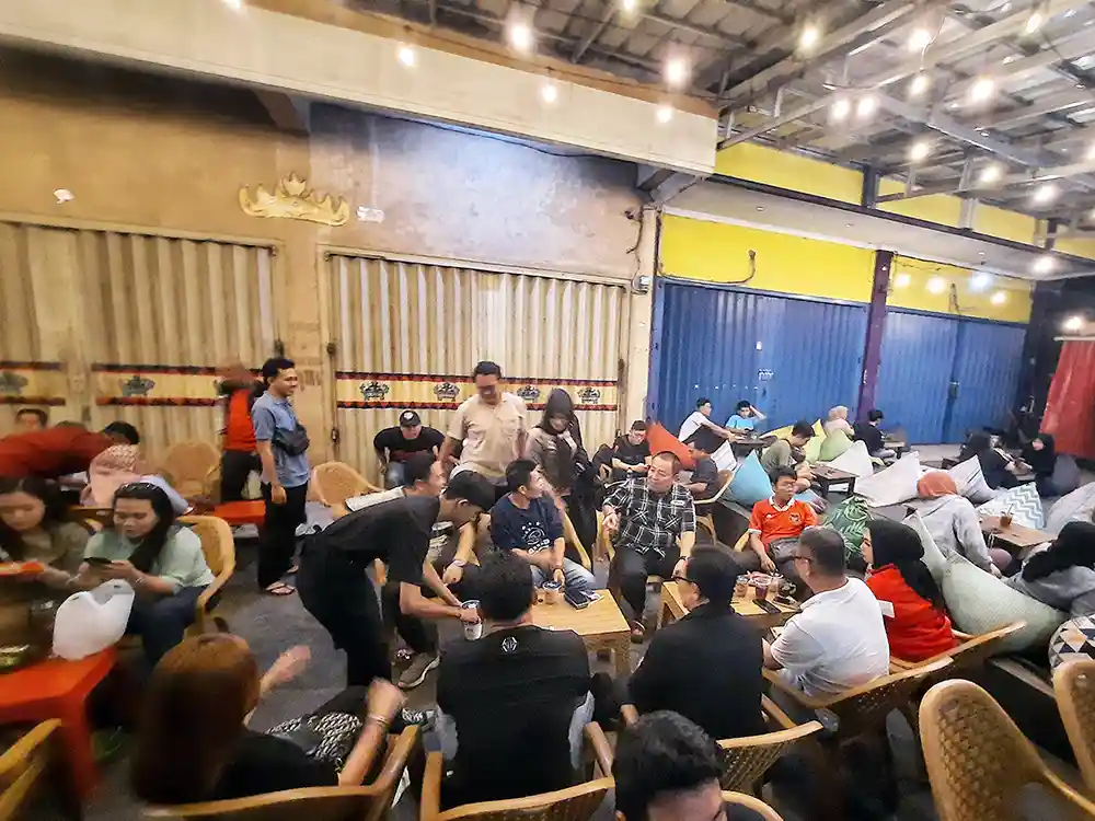 Momen Santai Arinal Djunaidi di Angkringan Waroeng Sunshine - Pesan Sate Kentang Goreng hingga Kopi Susu.webp