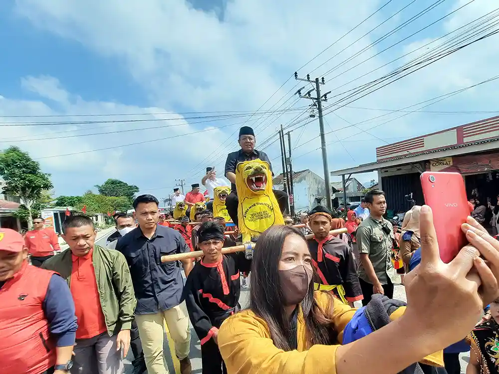 Rakercabsus PDI Perjuangan Lampung Barat Arinal Djunaidi Disambut Gegap Gempita Atraksi Seni Budaya - Yopie Pangkey