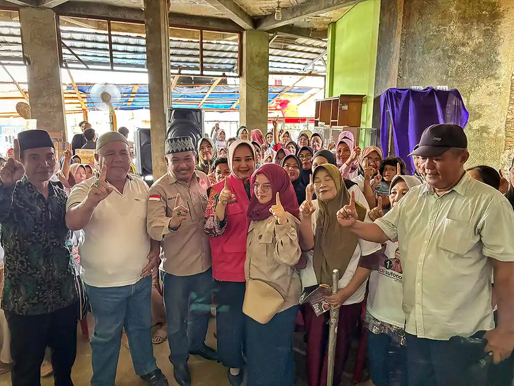 Riana Sari Sambangi Warga Negeri Olok Gading Serukan Kemenangan Arinal Djunaidi Sutono.webp
