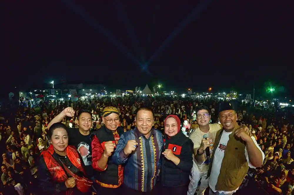 Andika Mahesa dan Kiki The Potters Getarkan Lapangan Merdeka Kota Gajah Kampanyekan Arinal-Sutono.webp