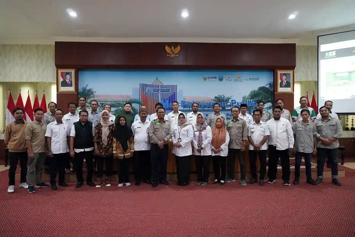 Direktur Mitratani Dua Tujuh Tumbas Ginting Sekretaris Dinas PMD Kabupaten Probolinggo Endang Rustiningsih dan peserta sosialisasi.webp