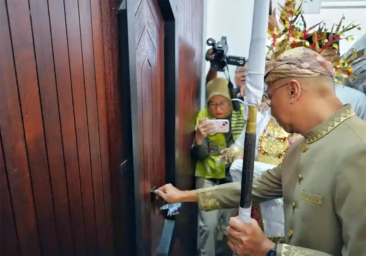 Tampil Elegan di Prosesi Adat Ngantak Gubernur Buka Belangan Rahmat Mirzani Djausal RMD Siap Melayani Masyarakat Lampung Kominfo