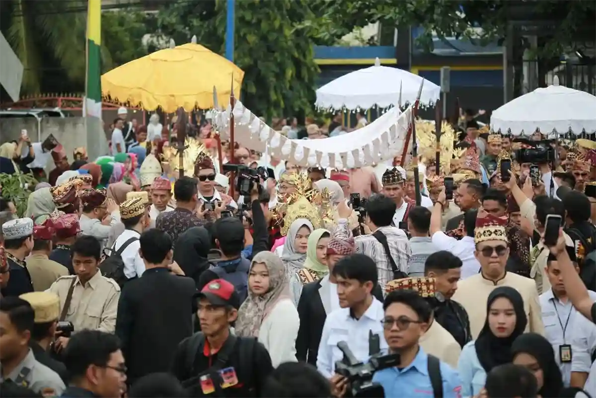 Tampil Elegan di Prosesi Adat Ngantak Gubernur Buka Belangan Rahmat Mirzani Djausal RMD Siap Melayani Masyarakat Lampung Perdiansyah @ferdiawed