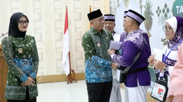 Gubernur Mirza Beri Uang Saku Rp1 Juta kepada 7050 Jamaah Haji Lampung - Tanda Cinta untuk Perjalanan Suci