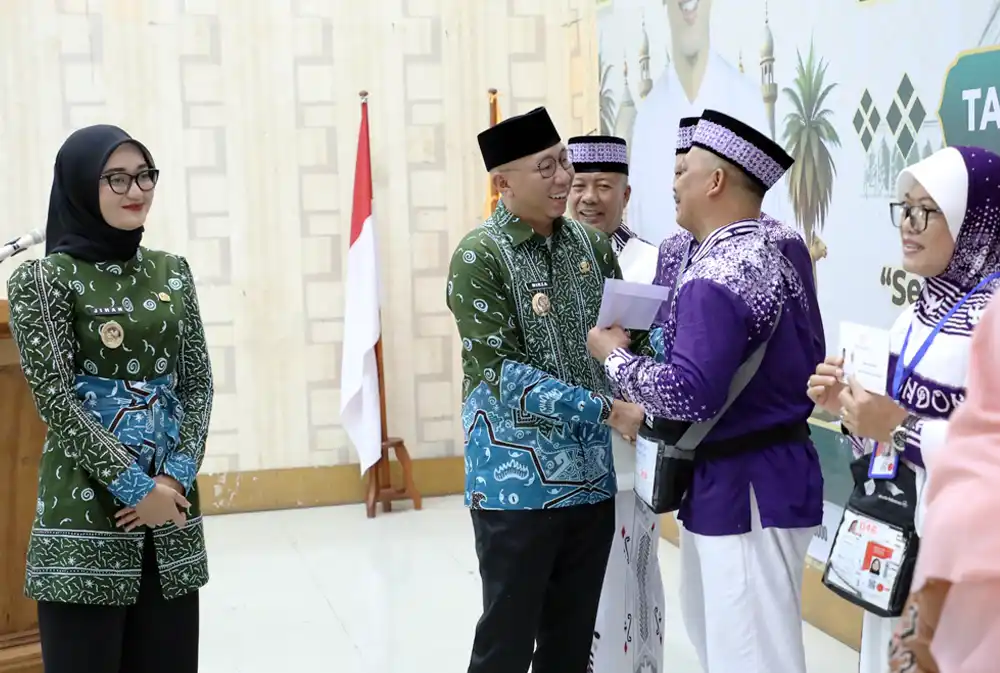 Gubernur Mirza Beri Uang Saku Rp1 Juta kepada 7050 Jamaah Haji Lampung - Tanda Cinta untuk Perjalanan Suci