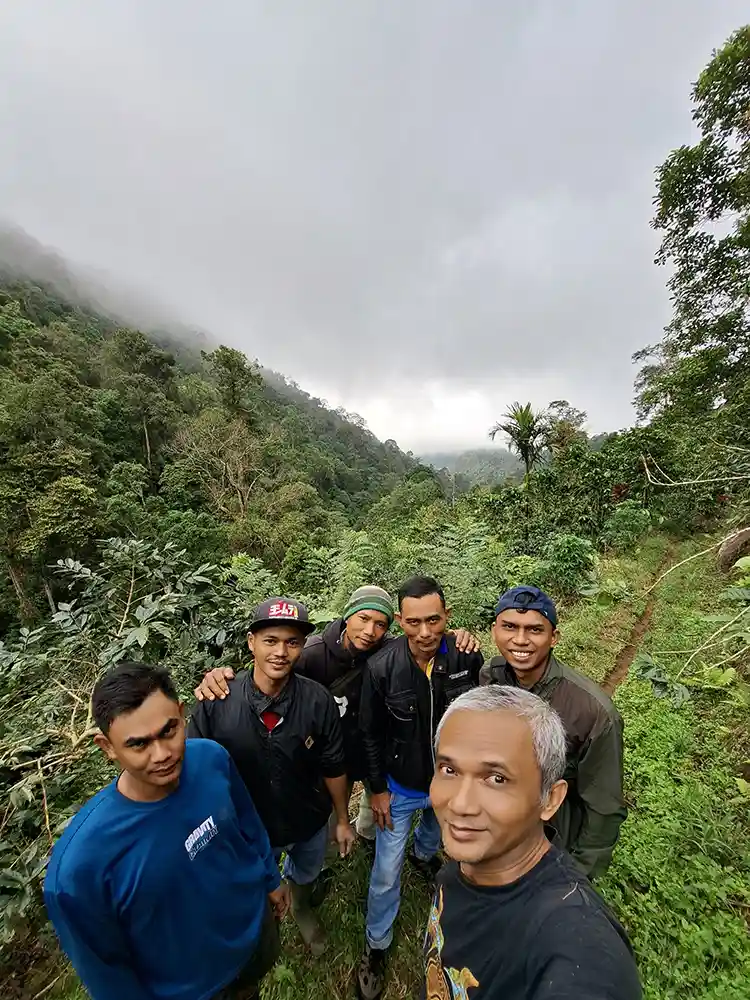 Bersama petani hutan usia muda di pesawaran - Perhutanan Sosial Terancam Satu Generasi Menjaga Satu Generasi Pergi - Yopie Pangkey