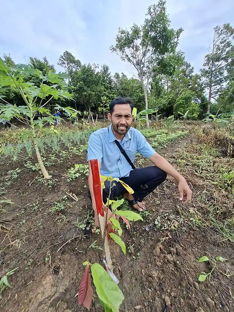 Muammar Leonardo Lulusan Pascasarjana UGM di demplot Agroforestri Pesawaran - Yopie Pangkey